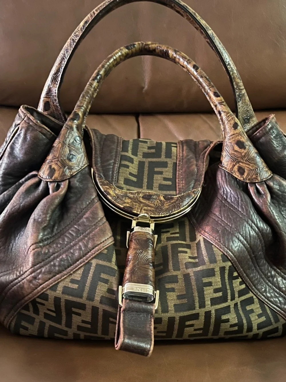 🌺Beautiful Authentic Fendi Renal Zucca FF Spy Bag